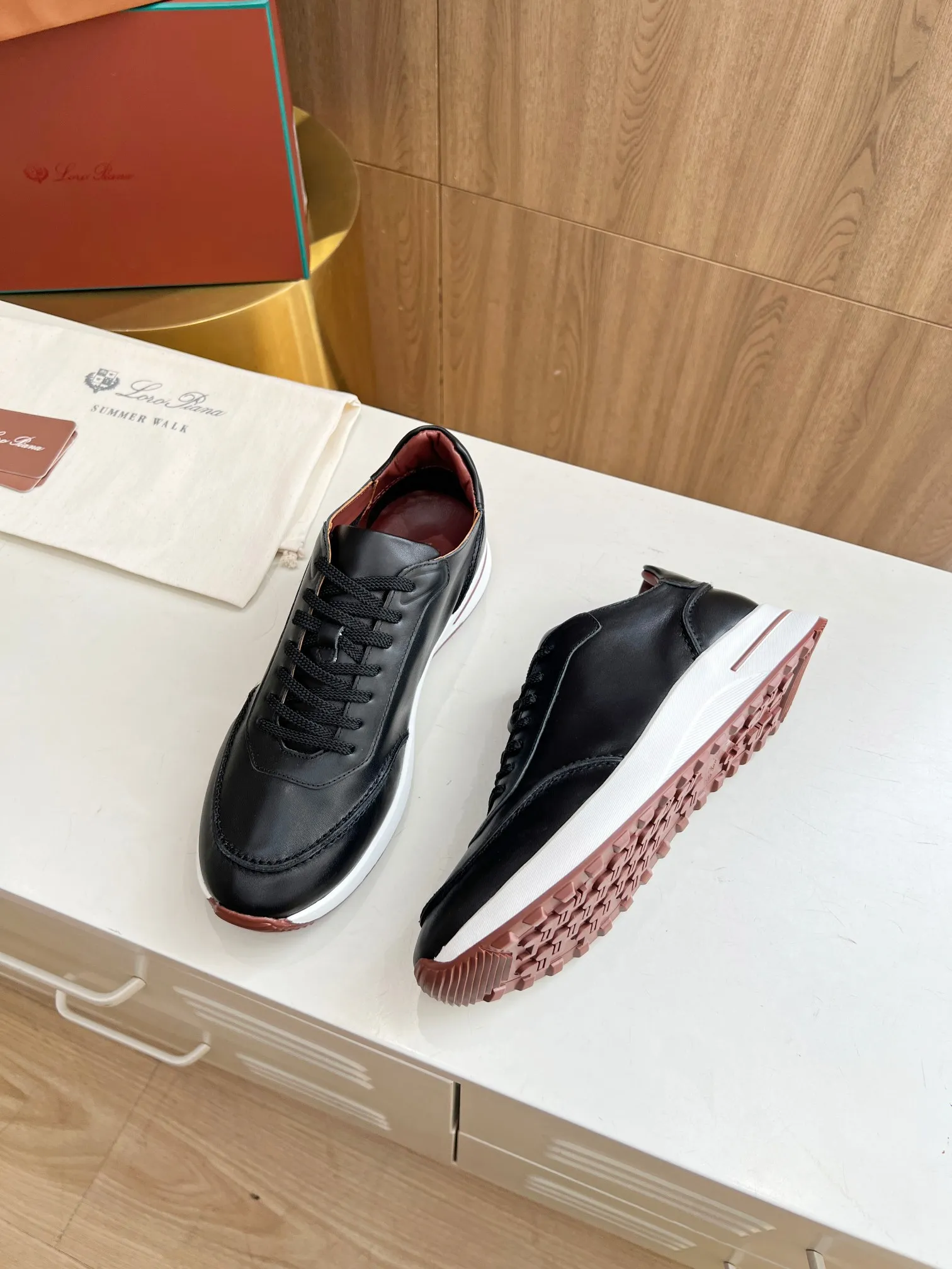 Men's Men's Shoes 💰620 👑Loro Piana* Purchase the original 1:1 copy. Founded the existing Loro Piana company on April 24, 1924. It is now the sixth generation of family business, providing high-quality products to customers who are discerning about taste and quality. Imported calfskin fabrics. The interior is made of imported A-grade water-dyed cow lining. 💝 Focus on top quality, pay for what you pay, and compare the inner details. Original authentic packaging. Code number: 39-45